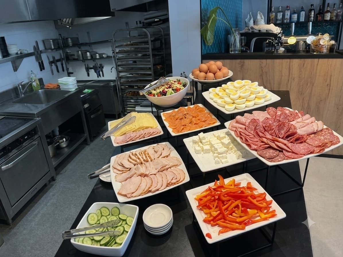 Bufet śniadaniowy w restauracji La Brise